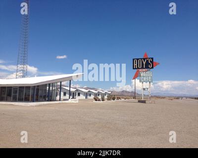 Roy's Motel and Cafe unterschreiben an einem sonnigen Tag unter blauem Himmel auf der Route 66 in Kalifornien Stockfoto