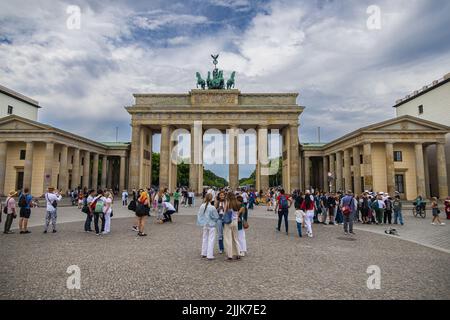 Berlin, Deutschland - 29. Juni 2022: Das Brandenburger Tor am Pariser Platz. Touristen versammeln sich auf dem Platz, um das beste Foto zu machen Stockfoto