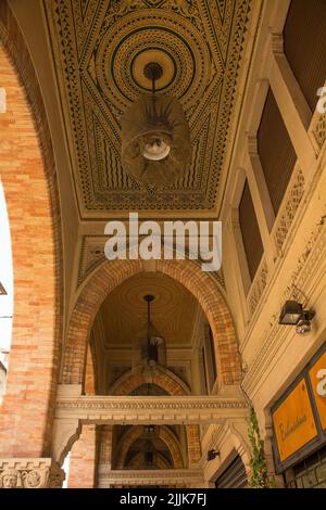 Treviso, Italien - 24.. Juli 2022. Ein reich verzierter Portikus in der Via San Margherita Straße im historischen Zentrum von Treviso, Venetien, Italien Stockfoto