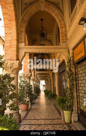 Treviso, Italien - 24.. Juli 2022. Ein reich verzierter Portikus in der Via San Margherita Straße im historischen Zentrum von Treviso, Venetien, Italien Stockfoto