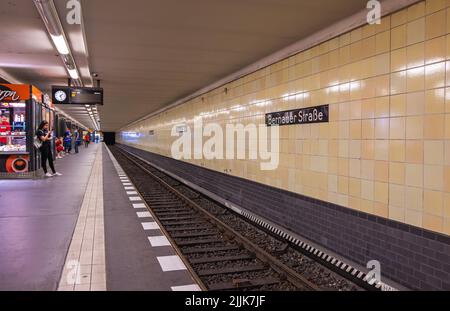 Berlin, Deutschland - 29. Juni 2022: U-Bahn oder U-Bahn-Station Bernauerstrasse. Die Plattform und die geflieste Wand der U-Bahn-Station. Halten Sie für die Berlin W Stockfoto