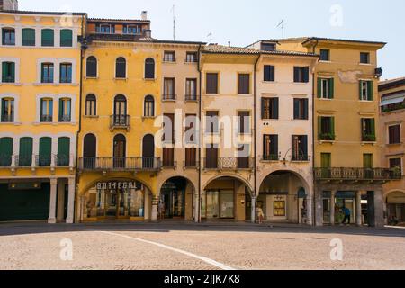 Treviso, Italien - 23.. Juli 2022. Mittelalterliche Gebäude auf der Piazza Dei Signori im historischen Zentrum von Treviso, Venetien, Italien Stockfoto