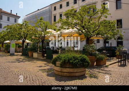 Treviso, Italien - 23.. Juli 2022. Der historische Piazza Pola im historischen Zentrum von Treviso, Venetien, Italien Stockfoto