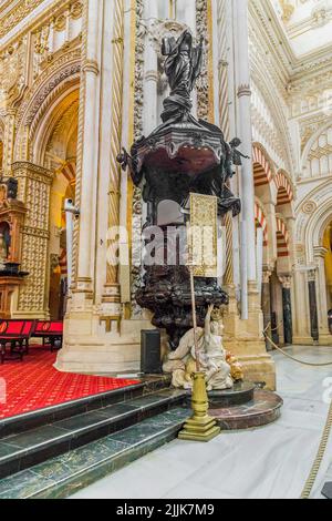 CORDOBA, SPANIEN - 23. MAI 2017: Dies ist die Kanzel in den christlichen Räumlichkeiten der Kathedrale von La Mesquita. Stockfoto