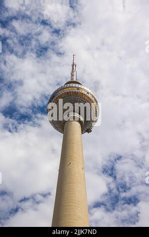 Berlin, Deutschland - 29. Juni 2022: Der Fernsehturm oder Fernsehturm am Alexanderplatz, ehemaliges Stadtzentrum Ost-berlins. Der Fernsehturm ist der höchste oder t Stockfoto
