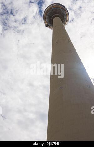 Berlin, Deutschland - 29. Juni 2022: Der Fernsehturm oder Fernsehturm am Alexanderplatz, ehemaliges Stadtzentrum Ost-berlins. Der Fernsehturm ist der höchste oder t Stockfoto