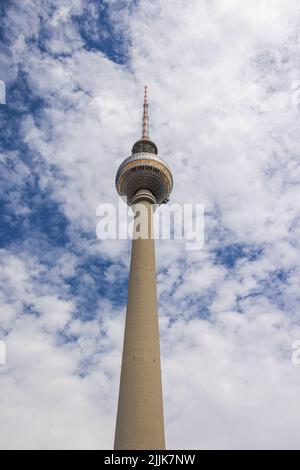 Berlin, Deutschland - 29. Juni 2022: Der Fernsehturm oder Fernsehturm am Alexanderplatz, ehemaliges Stadtzentrum Ost-berlins. Der Fernsehturm ist der höchste oder t Stockfoto
