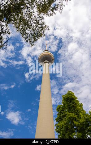 Berlin, Deutschland - 29. Juni 2022: Der Fernsehturm oder Fernsehturm am Alexanderplatz, ehemaliges Stadtzentrum Ost-berlins. Der Fernsehturm ist der höchste oder t Stockfoto