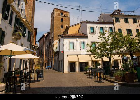 Treviso, Italien - 23.. Juli 2022. Der historische Piazza Pola im historischen Zentrum von Treviso, Venetien, Italien. Blick Richtung Via Paris Bordone Stockfoto