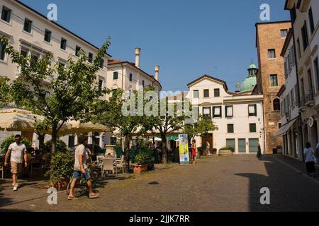 Treviso, Italien - 23.. Juli 2022. Der historische Piazza Pola im historischen Zentrum von Treviso, Venetien, Italien Stockfoto