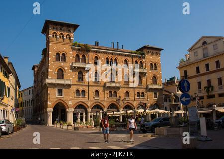 Treviso, Italien - 24.. Juli 2022. Ein neoromanisches Gebäude auf der Piazza San Vito im historischen Zentrum von Treviso, Venetien, Italien Stockfoto