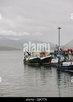 Schottische Fischerboote, die in Ullapool Schottland vertäut sind - Fischerboot Schottland Großbritannien Stockfoto