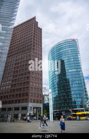 Berlin, Deutschland - 29. Juni 2022: Der Kollhoff Tower und der Bahntower am Potsdamer Platz. Ein öffentlicher Platz und Verkehrsknotenpunkt im Zentrum o Stockfoto