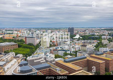 Berlin, Deutschland - 29. Juni 2022: Luftbild der deutschen Hauptstadt. Aufgenommen vom Kollhoff-Turm am Potsdamer Platz. Stadt erstreckt sich weit b Stockfoto