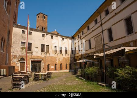 Treviso, Italien - 24.. Juli 2022. Ein mittelalterlicher Platz im historischen Zentrum von Treviso, Venetien, Italien Stockfoto