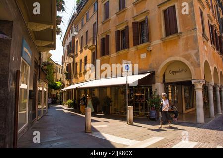 Treviso, Italien - 23.. Juli 2022. Via Barberia, eine beliebte Bar- und Einkaufsstraße, im historischen Zentrum von Treviso in Venetien, Nordostitalien Stockfoto