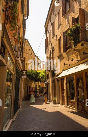 Treviso, Italien - 23.. Juli 2022. Via Barberia, eine beliebte Bar- und Einkaufsstraße, im historischen Zentrum von Treviso in Venetien, Nordostitalien Stockfoto