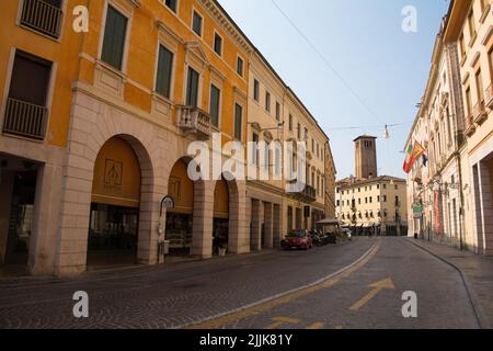 Treviso, Italien - 24.. Juli 2022. Corso del Popolo, eine beliebte Einkaufsstraße, im historischen Zentrum von Treviso in Venetien, Nordostitalien Stockfoto