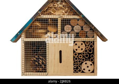 Umweltfreundliches Hotel mit Holzgarten, Insekten, das aus natürlichem Pinienholz hergestellt ist und im Garten auf weißem Hintergrund hängen kann Stockfoto
