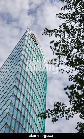 Berlin, Deutschland - 29. Juni 2022: Der deutsche Bahn-Turm oder DB-Turm am Potsdamer Platz. Büroflächen für den Hauptsitz der Deutschen Bahn (Germa Stockfoto