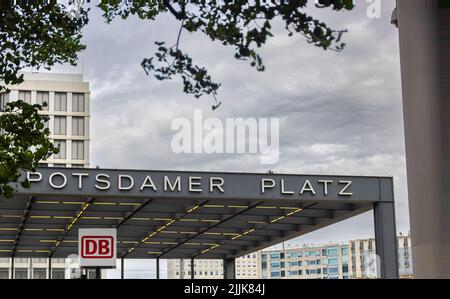 Berlin, Deutschland - 29. Juni 2022: Eingang zum Bahnhof Potsdamer Platz oder U-Bahnhof mit der großen Beschriftung des Bahnhofsnamens. Ein öffentlicher Platz Stockfoto