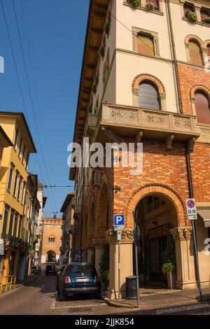 Treviso, Italien - 24.. Juli 2022. Via San Margherita, eine beliebte Einkaufsstraße im historischen Zentrum von Treviso in Venetien, Nordostitalien Stockfoto