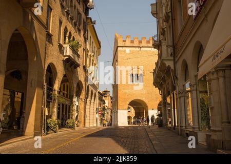 Treviso, Italien - 24.. Juli 2022. Via San Margherita, eine beliebte Einkaufsstraße im historischen Zentrum von Treviso in Venetien, Nordostitalien Stockfoto