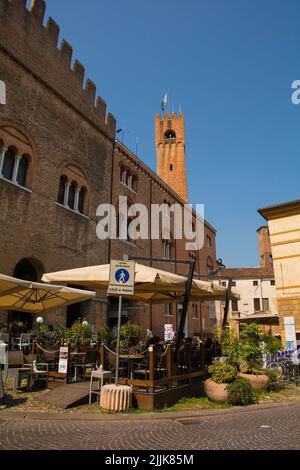 Treviso, Italien - 24. Juli 2022. Eine Bar in der Via San Michele im historischen Zentrum von Treviso in Venetien, im Nordosten Italiens. Im Hintergrund - Torre Civico, ziviler Turm Stockfoto