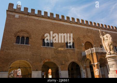 Treviso, Italien - 23.. Juli 2022. Der Trecento-Palast, der Palazzo dei Trecento und die Teresona-Statue, ein Unabhängigkeitsdenkmal. Auf der Piazza dei Signori Stockfoto