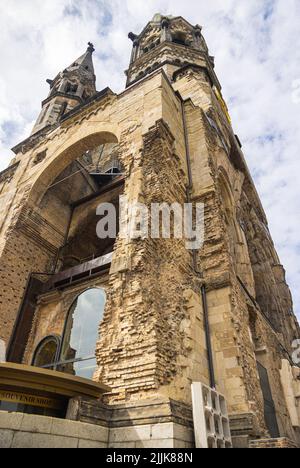 Berlin, Deutschland - 29. Juni 2022: Gedächtniskirche oder Kaiser-Wilhelm-Gedächtniskirche. Ein Denkmal gegen den Krieg. Das Hotel liegt am Breitscheidplatz in der Nähe Stockfoto