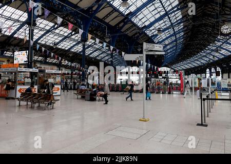 Brighton & Hove, East Sussex, Großbritannien.27.. Juli 2022. RMT-Streik am Bahnhof Brighton im Rahmen des nationalen RMT-Eisenbahnstreiks. Bild, das am Morgen auf einem normalerweise stark frequentierten Sender aufgenommen wurde. 27.. Juli 2022. DavidSmith/Alamynews. Stockfoto