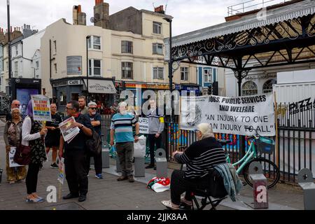 Brighton & Hove, East Sussex, Großbritannien.27.. Juli 2022. RMT-Streik am Bahnhof Brighton im Rahmen des nationalen RMT-Eisenbahnstreiks. Das Bild wurde am Morgen mit der Streiklinie draußen auf einem normalerweise stark frequentierten Bahnhof aufgenommen. 27.. Juli 2022. DavidSmith/Alamynews. Stockfoto