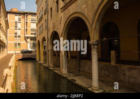 Ein kleiner Kanal, der durch das historische Zentrum von Treviso in Venetien, Nordostitalien, führt Stockfoto