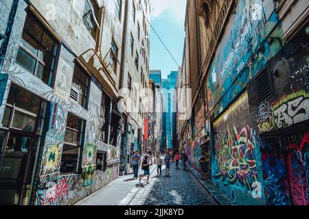 Die Menschen bewundern die Kunst der weltberühmten Street Art-Szene Melbournes Stockfoto