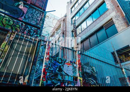 Ein Zaun in der Nähe der Kunstszene der Straßenlandschaft von Melbournes weltberühmter Straße Stockfoto