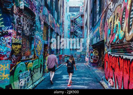 Menschen, die in der Nähe der Kunstszene der Straßenlandschaft von Melbournes weltberühmter Straße spazieren Stockfoto