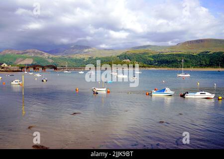 Sturm Wolken über Cader Idris Berg mit Barmouth Bridge und Hafen im Untergrund bei Flut im Juli 2022. Stockfoto