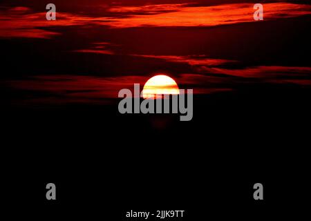 Eine malerische Aussicht auf eine aufgehende Sonne am Morgen Stockfoto