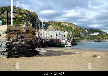 Gewitterwolken über dem Quay und dem Hafen von Barmouth in Gwynedd, Wales. Juli 2022 . Stockfoto