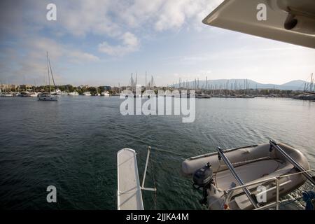 Eine schöne Aufnahme eines Hafens voller Yachten auf der Insel Hydra, Athness, Griechenland Stockfoto