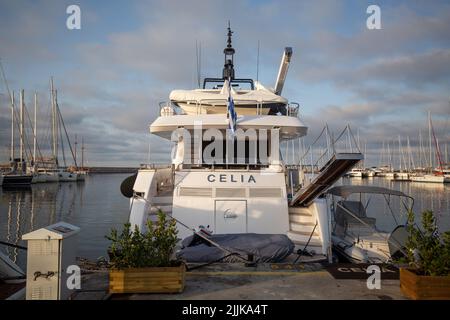 Eine schöne Aufnahme eines Hafens voller Yachten auf der Insel Hydra, Athness, Griechenland Stockfoto