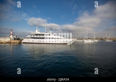 Eine schöne Aufnahme eines Hafens voller Yachten auf der Insel Hydra, Athness, Griechenland Stockfoto