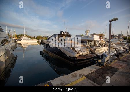 Eine schöne Aufnahme eines Hafens voller Yachten auf der Insel Hydra, Athness, Griechenland Stockfoto