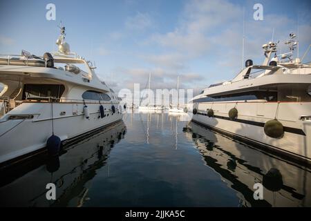 Eine schöne Aufnahme eines Hafens voller Yachten auf der Insel Hydra, Athness, Griechenland Stockfoto