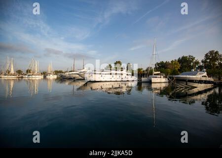 Eine schöne Aufnahme eines Hafens voller Yachten auf der Insel Hydra, Athness, Griechenland Stockfoto