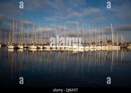 Eine schöne Aufnahme eines Hafens voller Yachten auf der Insel Hydra, Athness, Griechenland Stockfoto