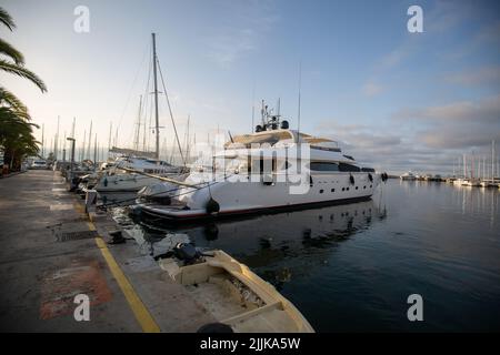 Eine schöne Aufnahme eines Hafens voller Yachten auf der Insel Hydra, Athness, Griechenland Stockfoto