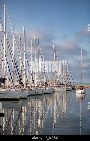 Eine schöne Aufnahme eines Hafens voller Yachten auf der Insel Hydra, Athness, Griechenland Stockfoto