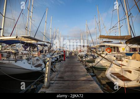 Eine schöne Aufnahme eines Hafens voller Yachten und anderer Boote auf der Insel Hydra, Athness, Griechenland Stockfoto