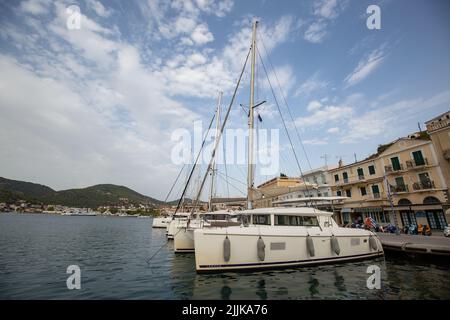 Eine schöne Aufnahme eines Hafens voller Yachten auf der Insel Hydra, Athness, Griechenland Stockfoto